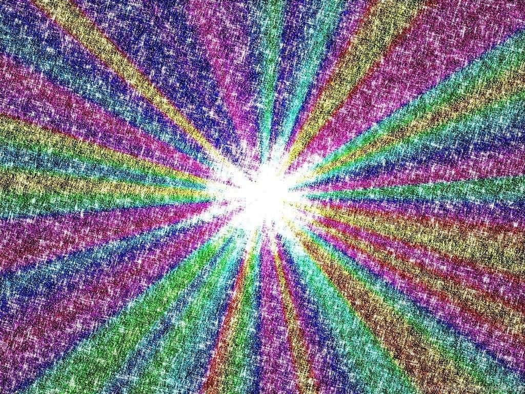 享受這款閃耀背景的迷人效果 壁紙 — 充滿活力的彩虹光線從明亮的中心迸發出來，映襯著閃閃發光的紋理背景。