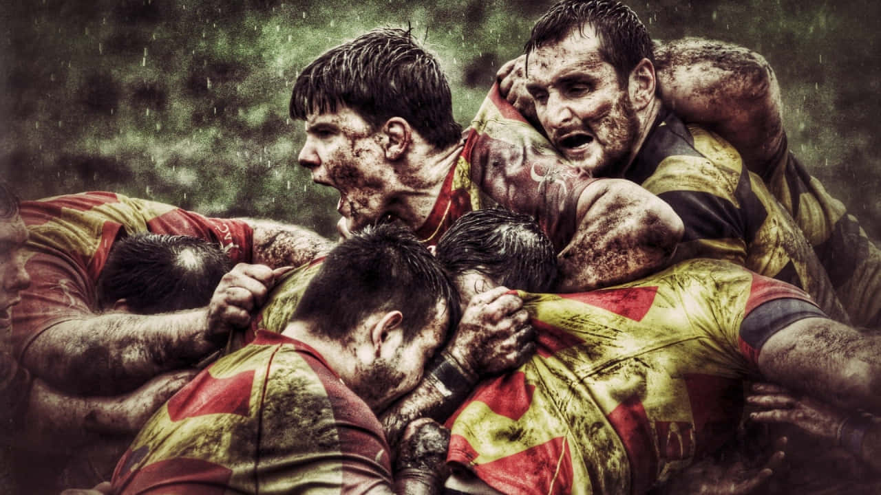 享受運動，1080p 解析度！ 壁紙 — 欖球運動員在暴雨中陷入泥濘的爭球戰，表情激烈。
