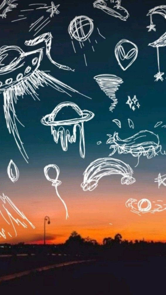 塗鴉風格的UFO和外星人漂浮在黑暗道路上的日落天空中。