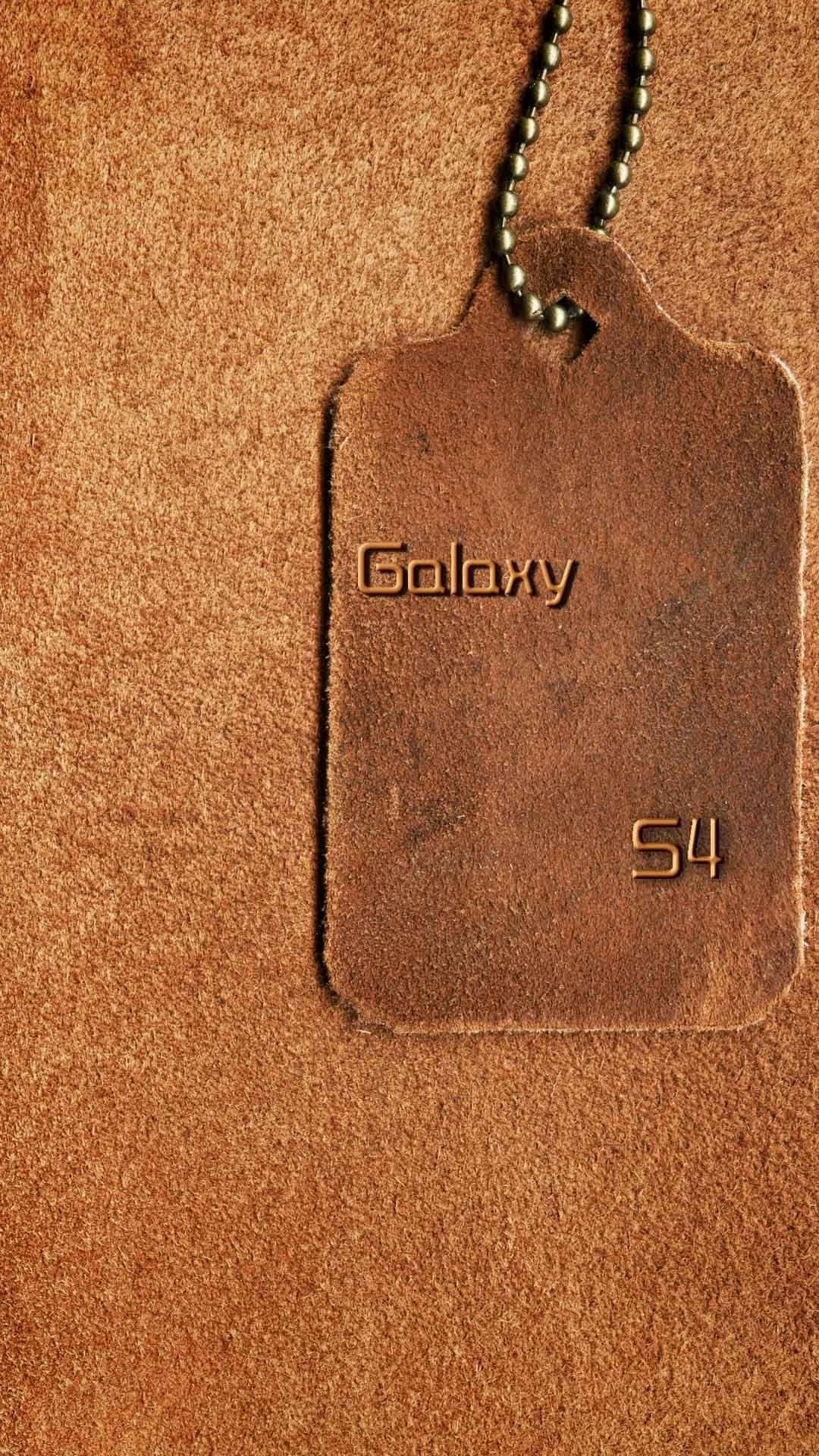 皮革手機標籤，帶有Galaxy S4文字，掛在鏈條上。