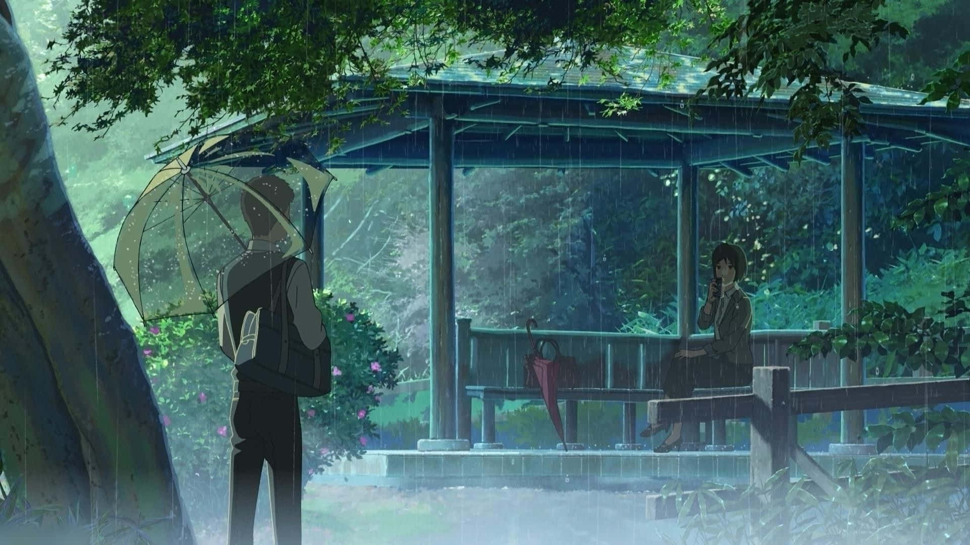 享受雨夜的寧靜 壁紙 — 一個下雨天的場景，一個人拿著雨傘站在木製涼亭附近，另一個人坐在裡面，周圍是茂密的綠植。