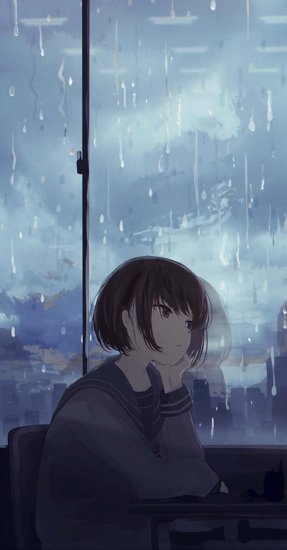 穿著水手服的動漫女孩透過沾滿雨水的窗戶望向暮色中的城市。