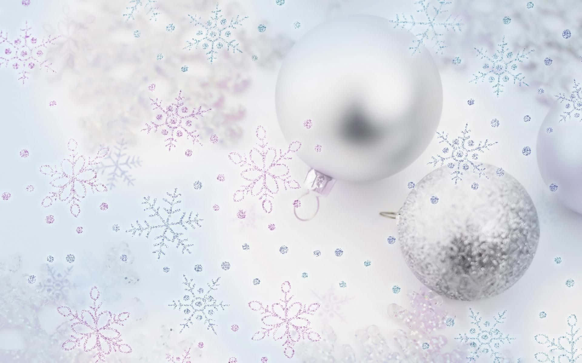 銀色聖誕裝飾品，帶有閃閃發光的雪花，在柔軟的冬季背景上。