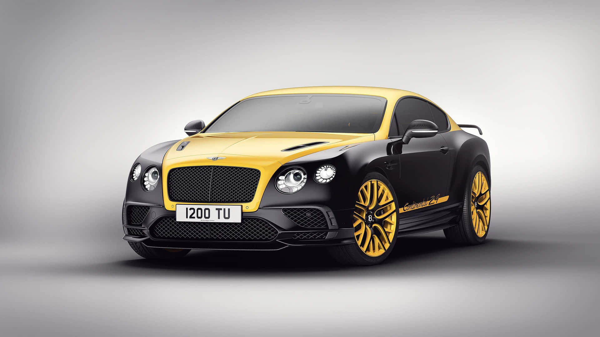 工作室環境中的黑色和黃色賓利 Continental GT 跑車。