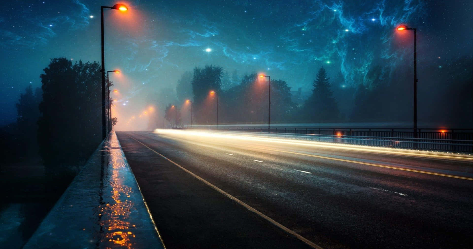 夜晚一條潮濕空曠的道路，有發光的街燈和星光藍色天空。