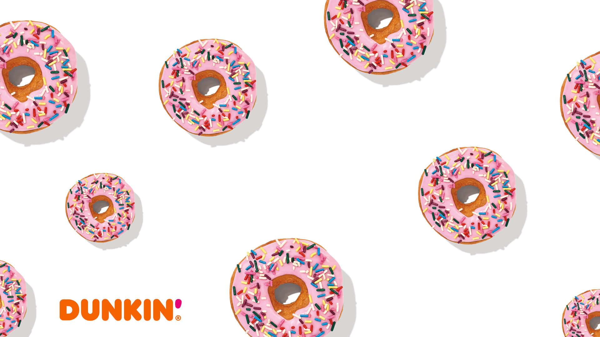 白色背景上帶有Dunkin'標誌的粉紅色糖霜甜甜圈配彩色糖粒。