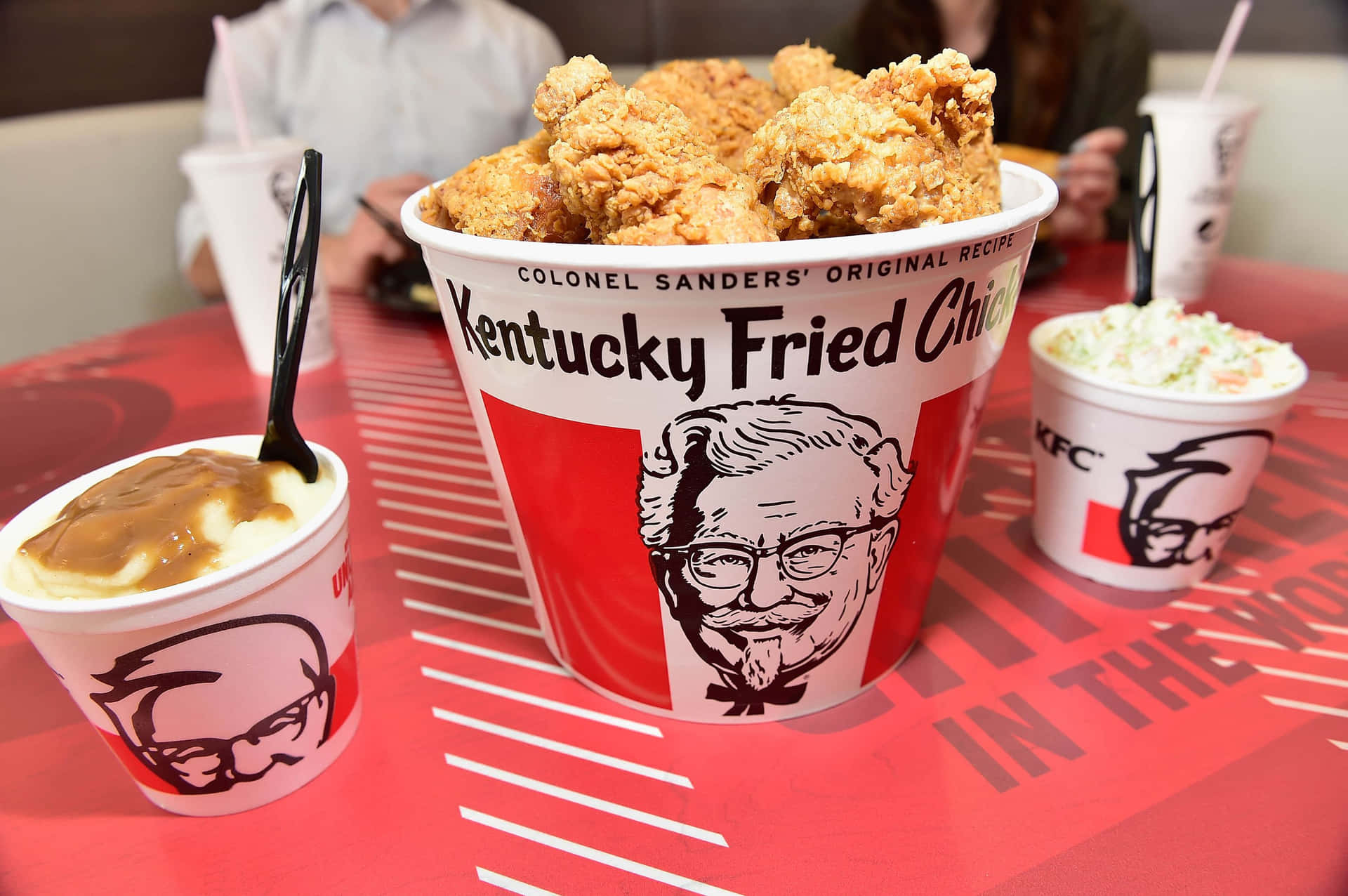 KFC 炸雞桶配配菜放在品牌桌上。