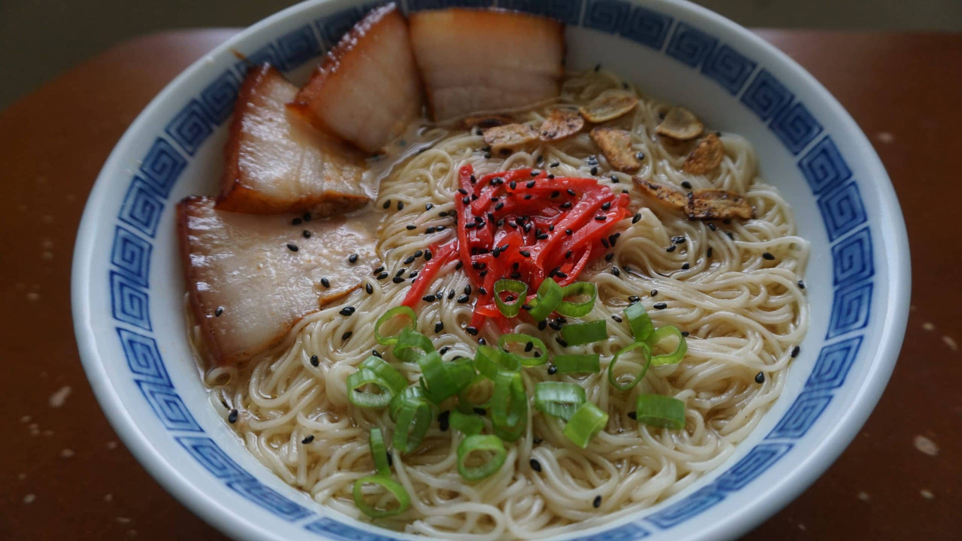 一碗有豬肉、薑、洋蔥和芝麻的拉麵。