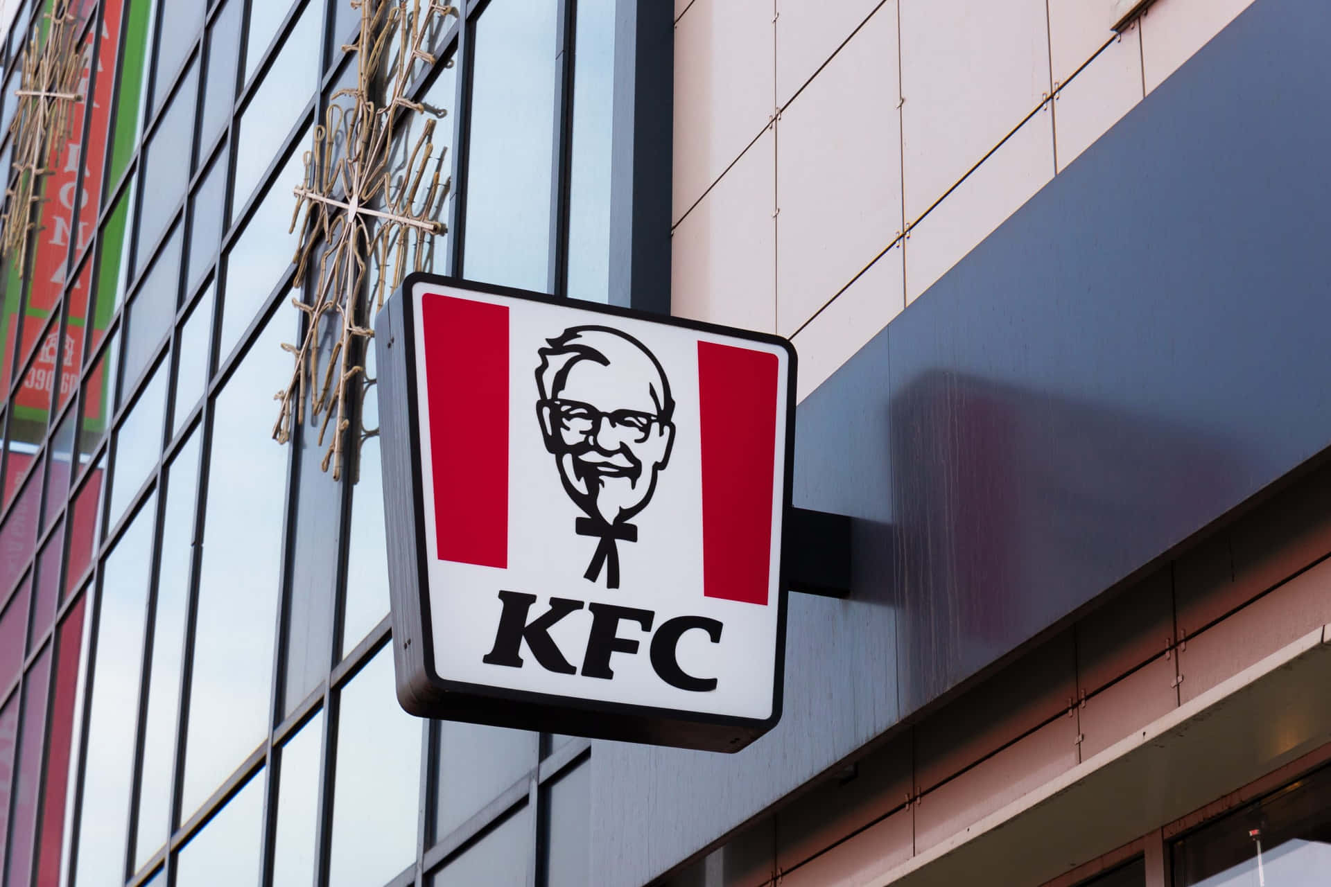 現代建築上的KFC餐廳招牌，帶有玻璃窗。