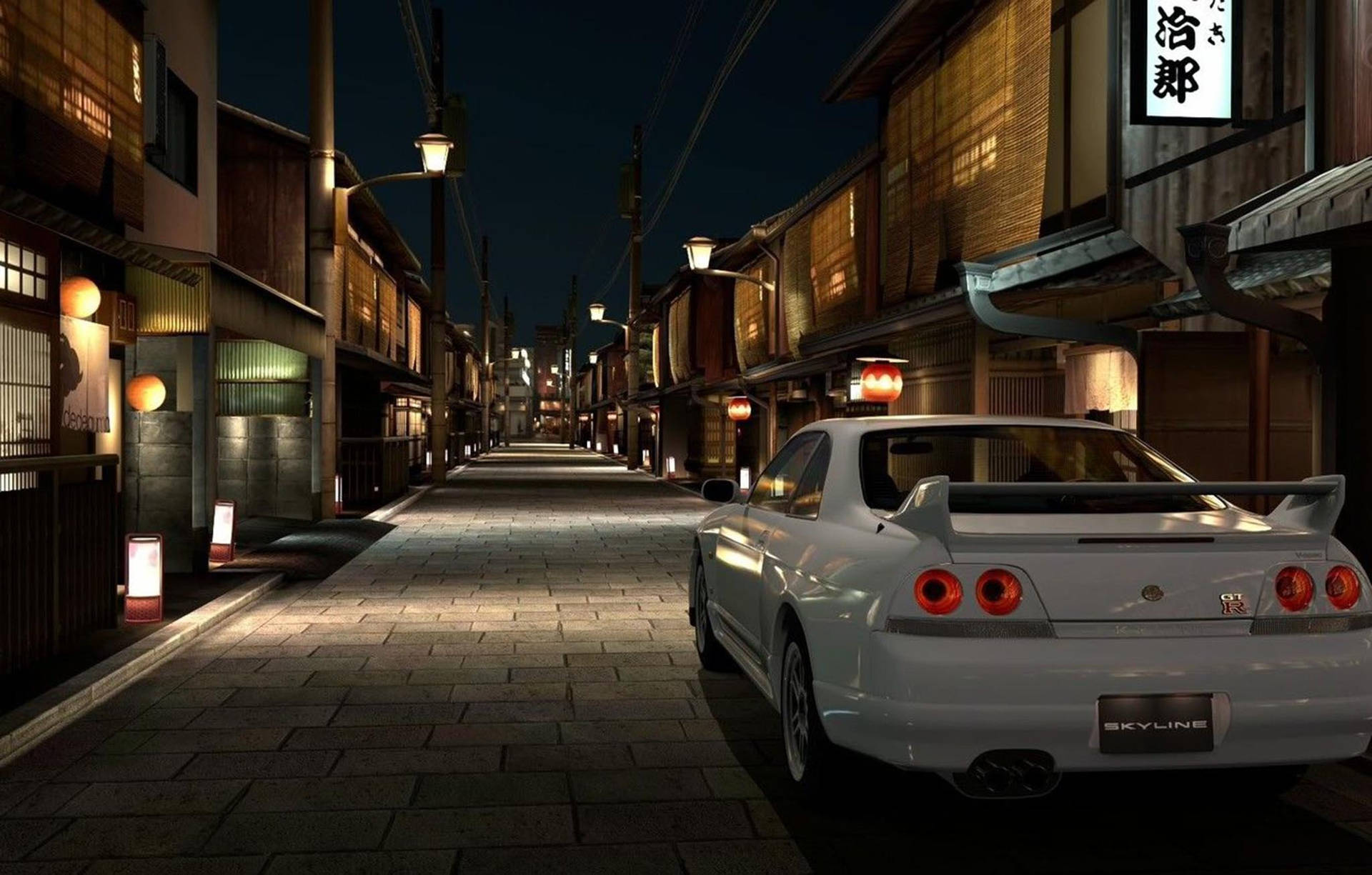 京都Nissan Skyline GTR R33 壁紙 — 一輛白色日產Skyline GT-R在夜晚停在一條狹窄的日本街道上，街道被溫暖的燈籠和路燈照亮。
