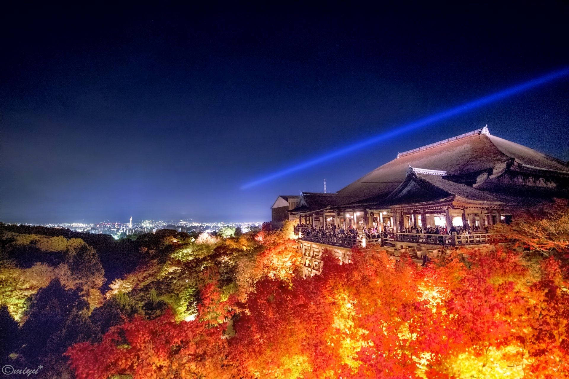 山坡上的寺廟，在夜空中閃爍著秋葉和藍色激光束。