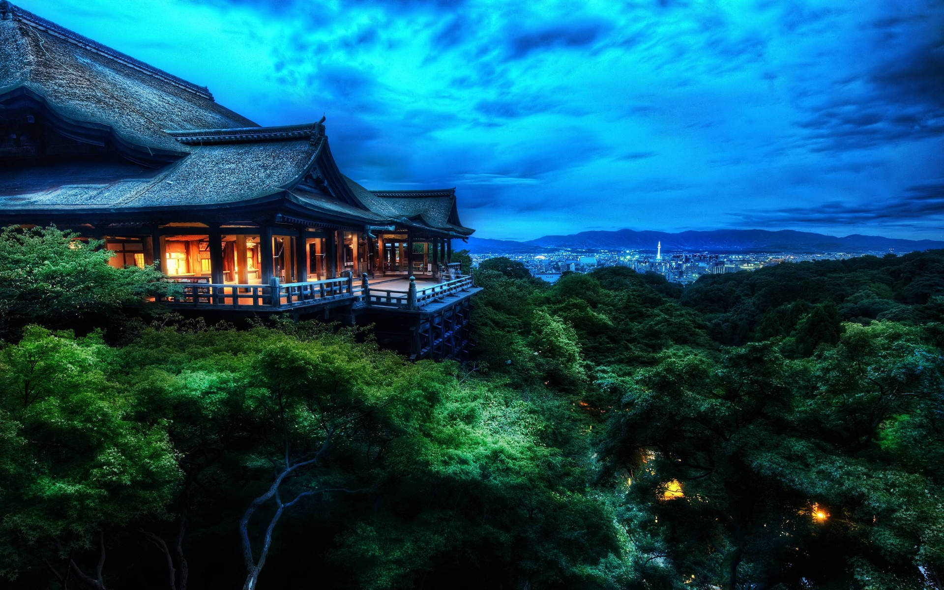 山丘上的寺廟，在暮色中俯瞰城市，窗戶閃爍著光芒，綠樹成蔭。