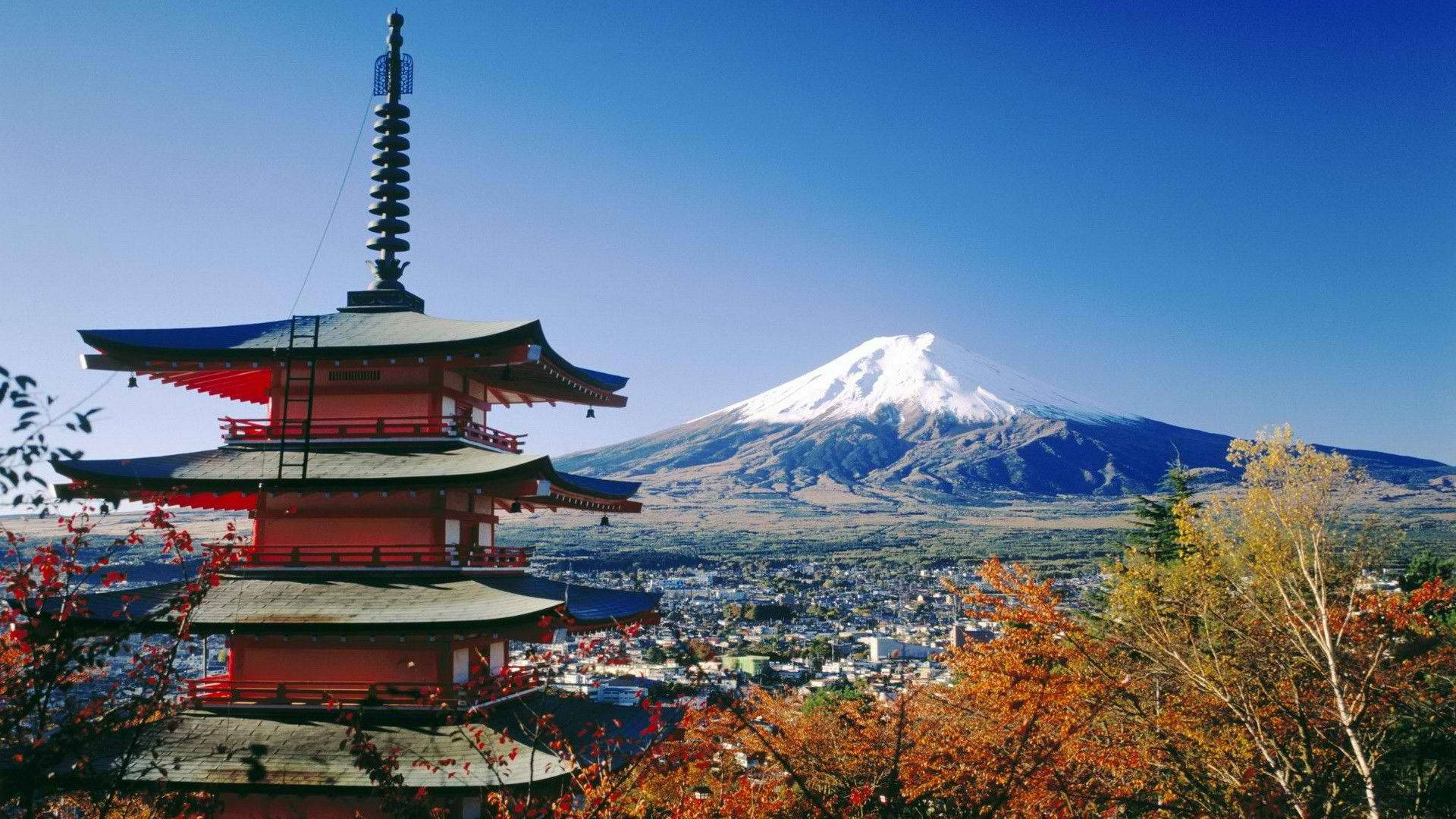 紅色寶塔，背景是富士山，周圍環繞著秋天的樹木和小鎮。