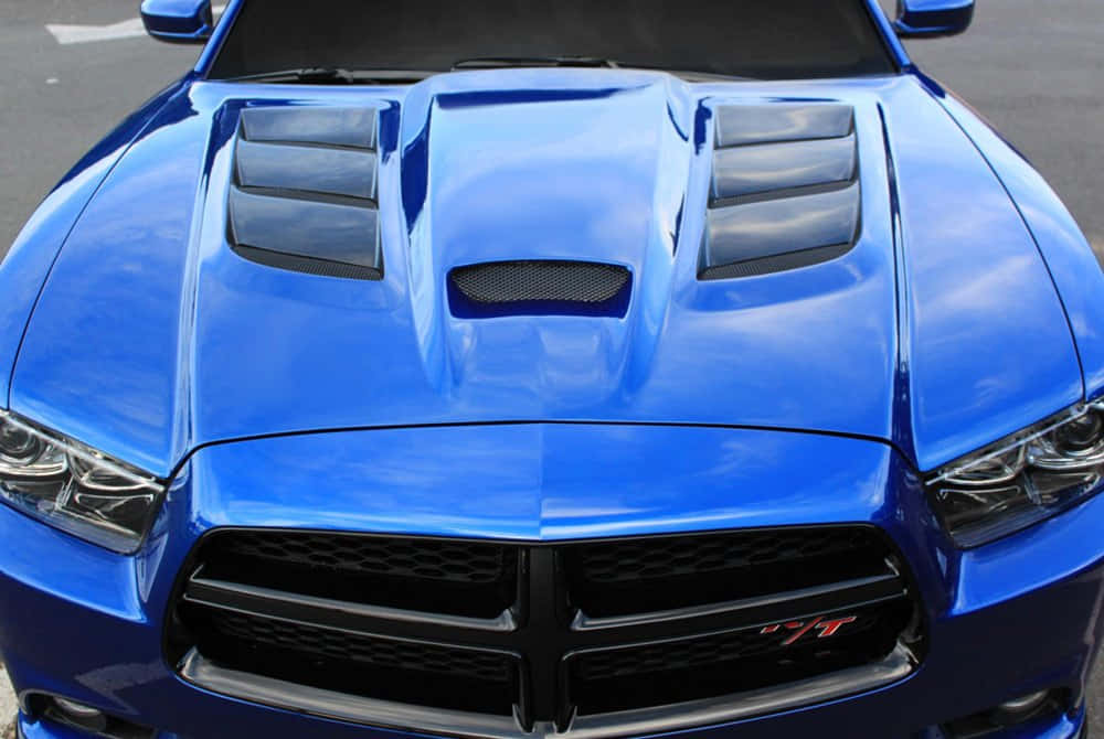 Car Hood 桌布 壁紙 — 亮藍色Dodge Challenger的特寫，帶有黑色引擎蓋通風口和紅色HEMI徽章。