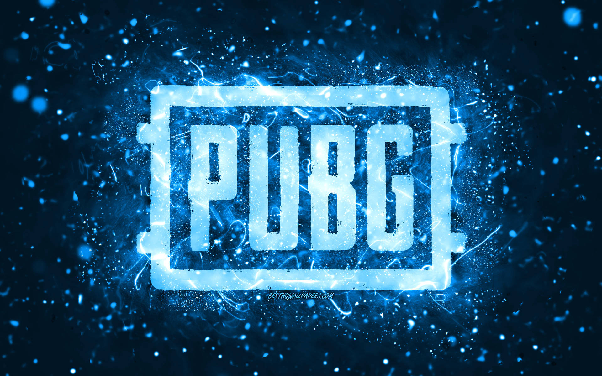 在黑暗背景下，PUBG 標誌發出電光藍色能量和閃爍粒子的光芒。