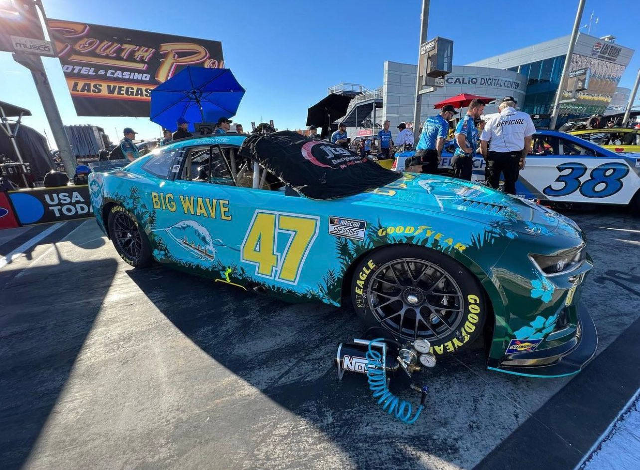 一架青綠色的NASCAR賽車，帶有「Big Wave」塗裝，停在拉斯維加斯賽車場的維修區。