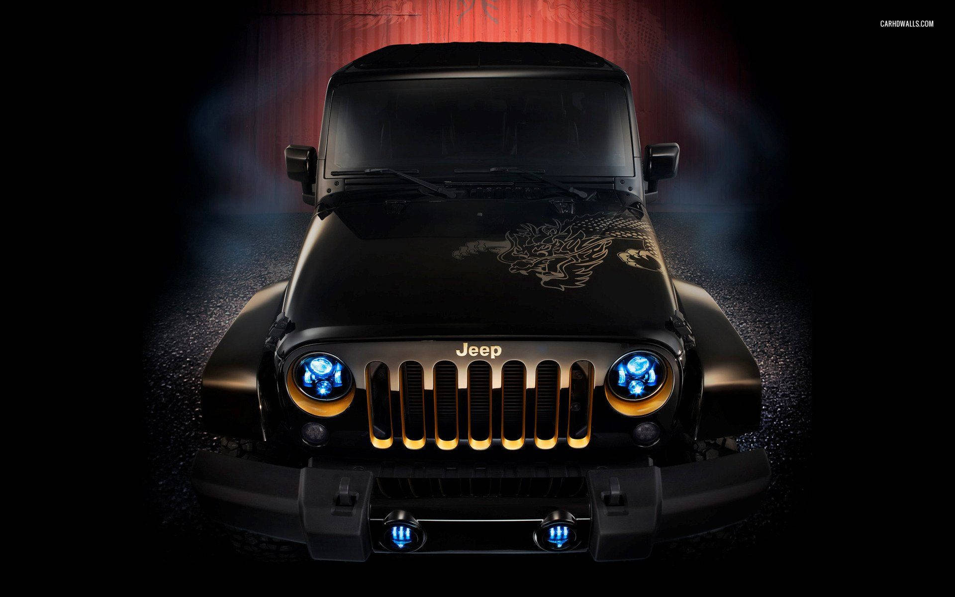 黑色Jeep Wrangler，帶有發光的藍色車頭燈和金色飾邊，在黑暗環境中。