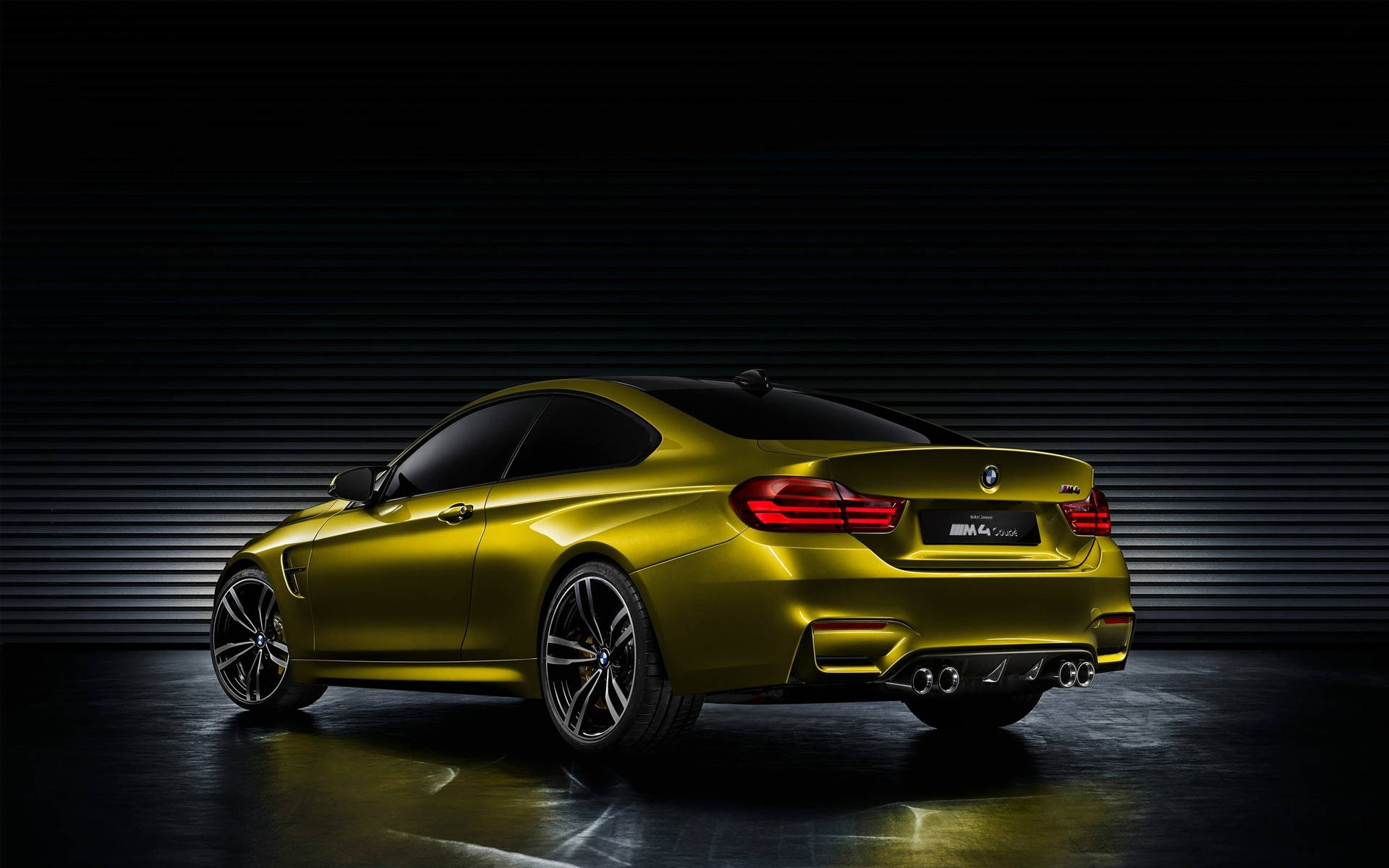 光澤金色BMW M4跑車在攝影棚中，背景為深色條紋。