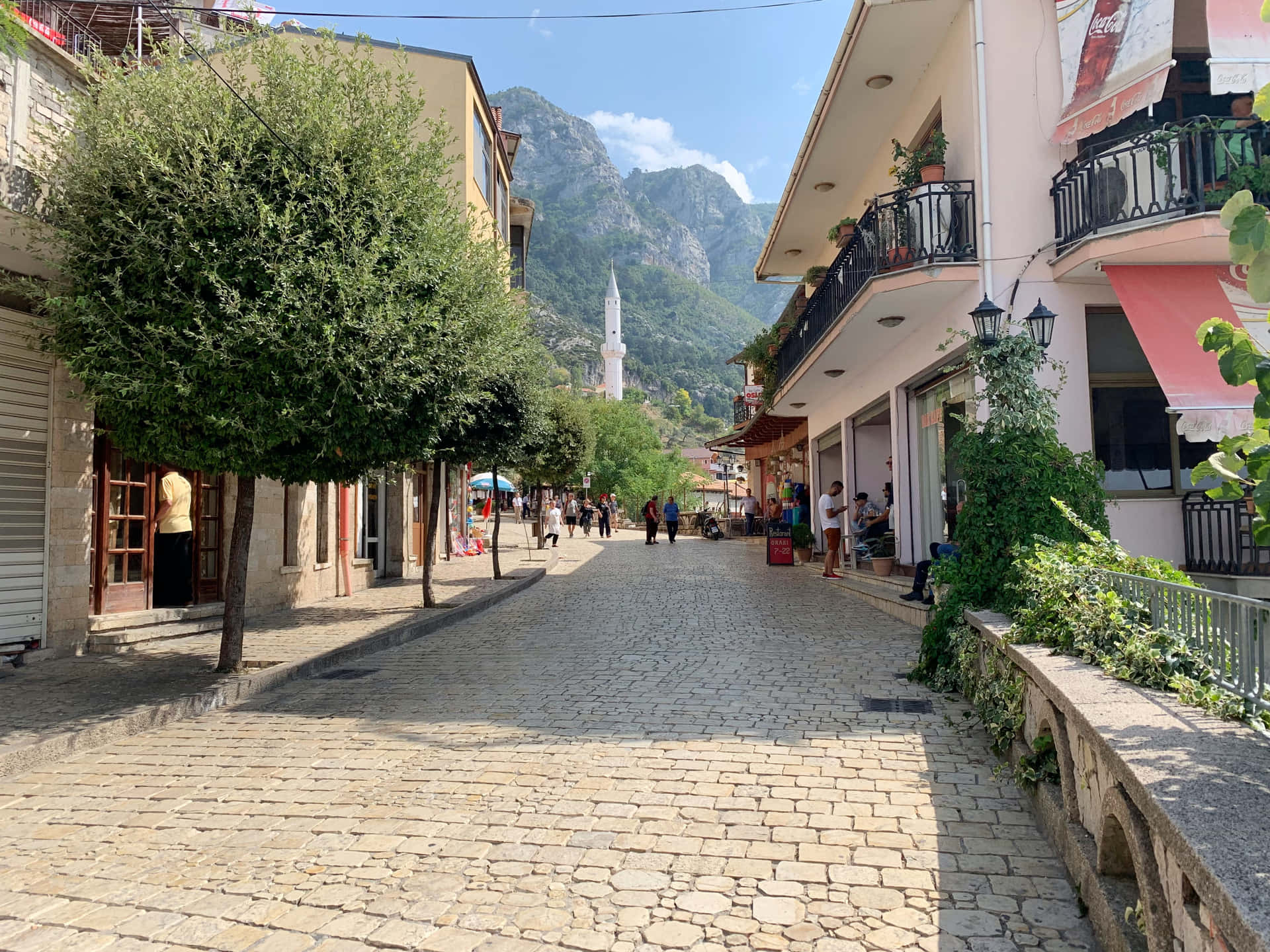 鵝卵石街道，背景有建築物和山脈
