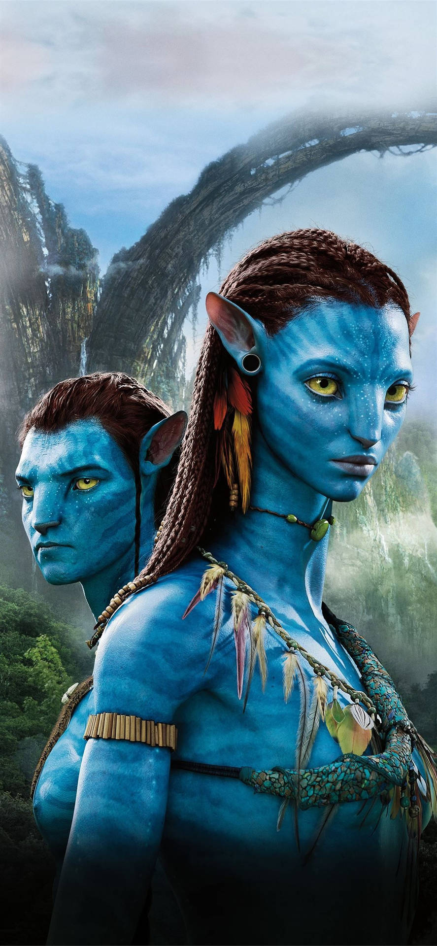兩個藍皮膚、黃眼睛的納美人站在霧氣瀰漫的外星叢林中。