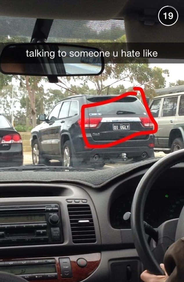 從車內透過Snapchat文字疊加層觀看，掛著「01 UGLY」車牌的黑色SUV。
