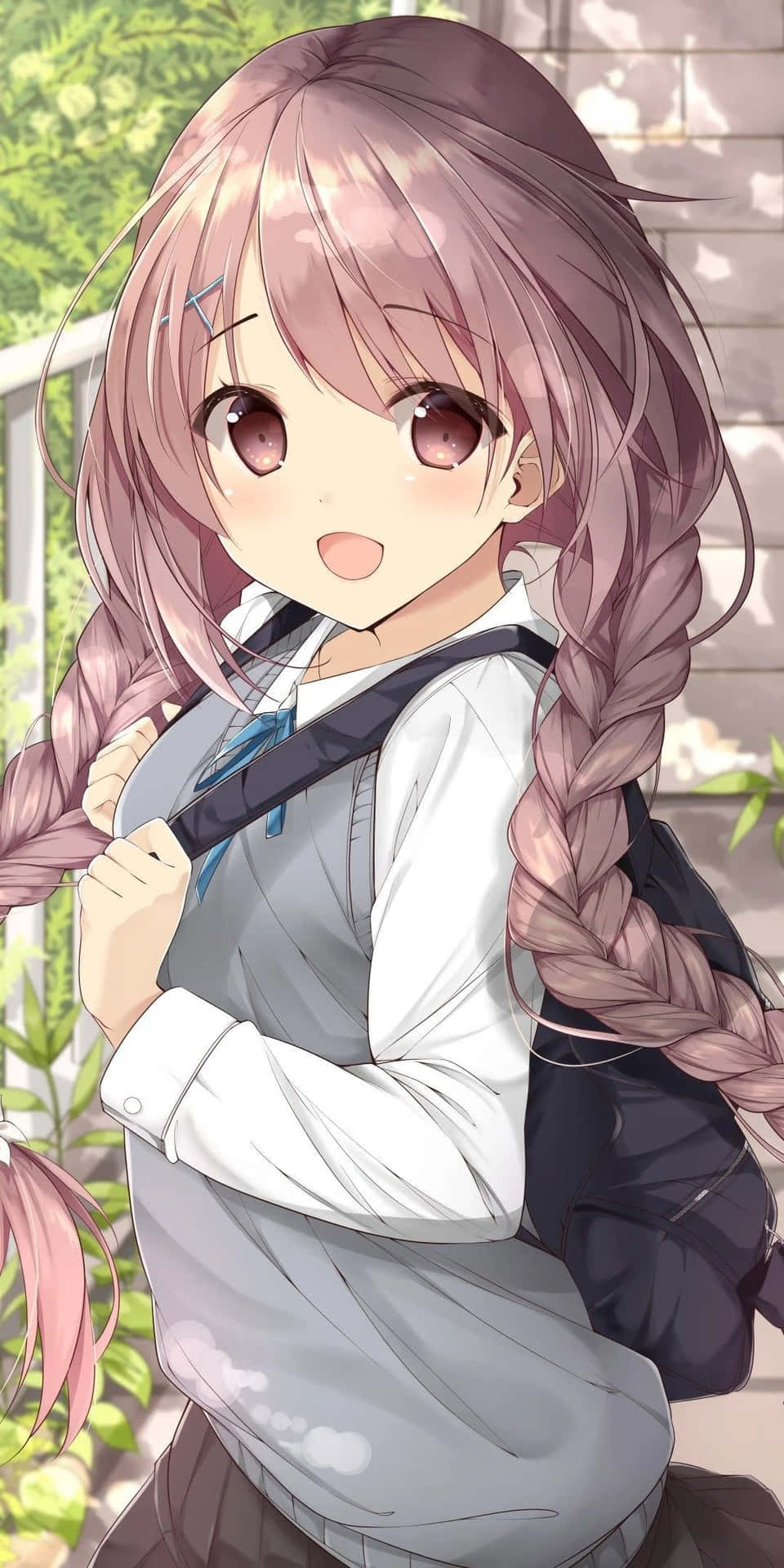 動漫女孩，粉紅色辮子，穿著校服，在戶外微笑著拿著背包。