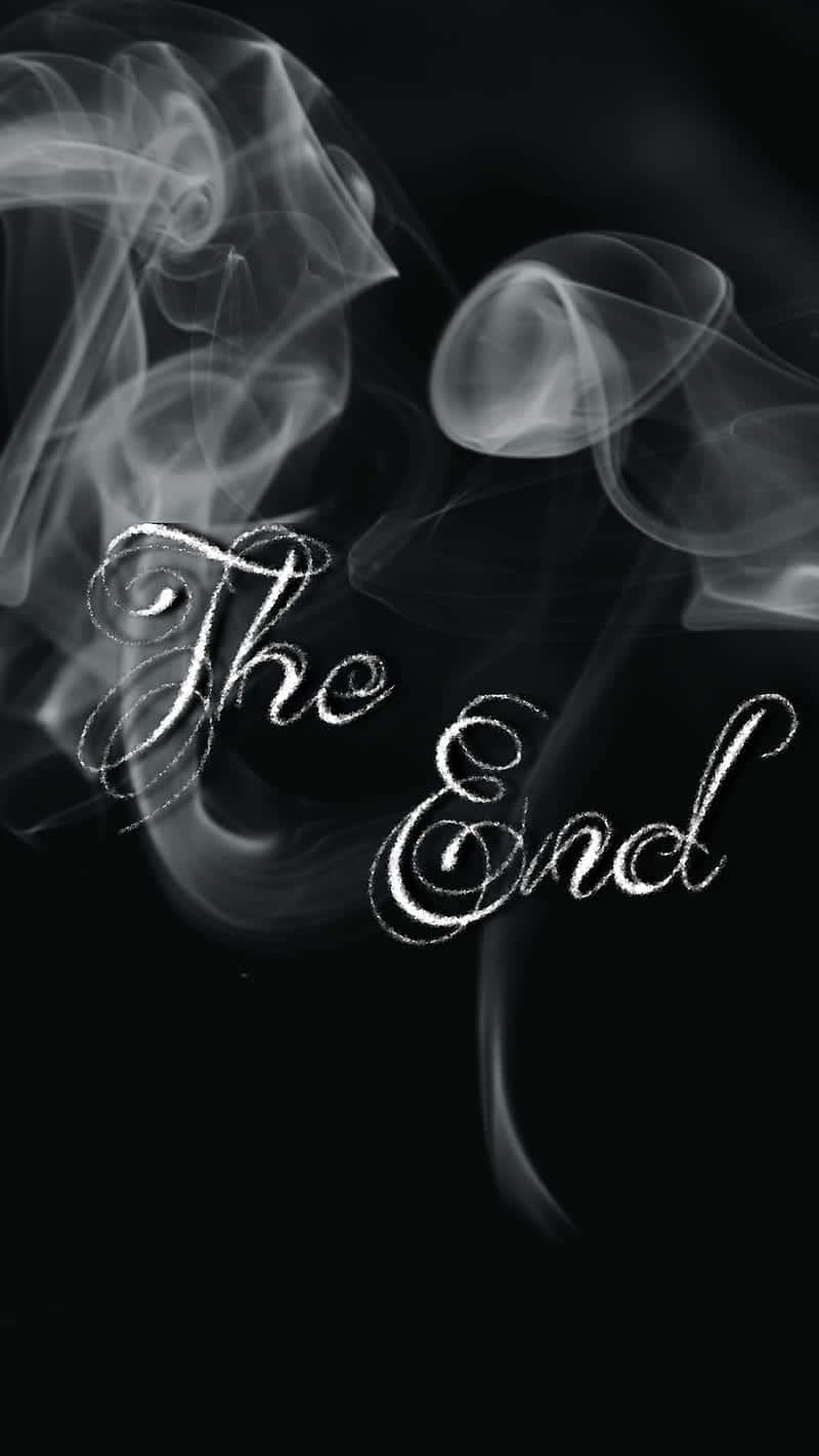 The End 以優雅草書書寫，被旋轉煙霧環繞，黑色背景。