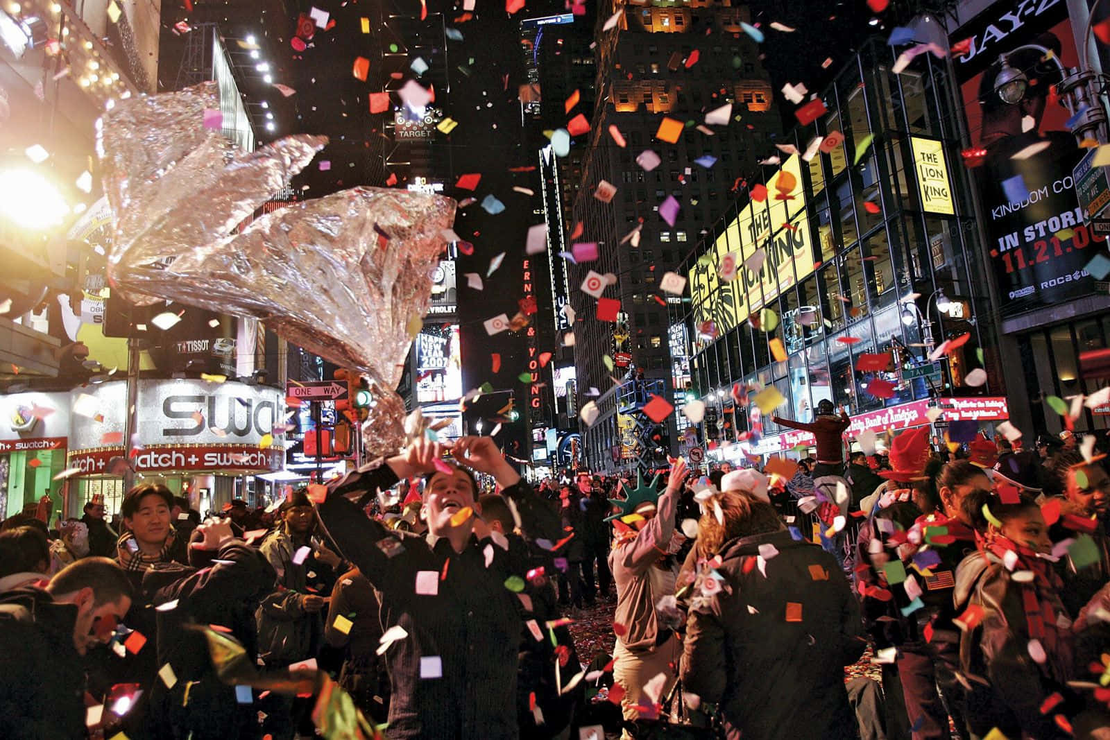 人群在時代廣場以飄落的五彩紙屑和明亮的燈光慶祝除夕。 — 新年動畫 壁紙