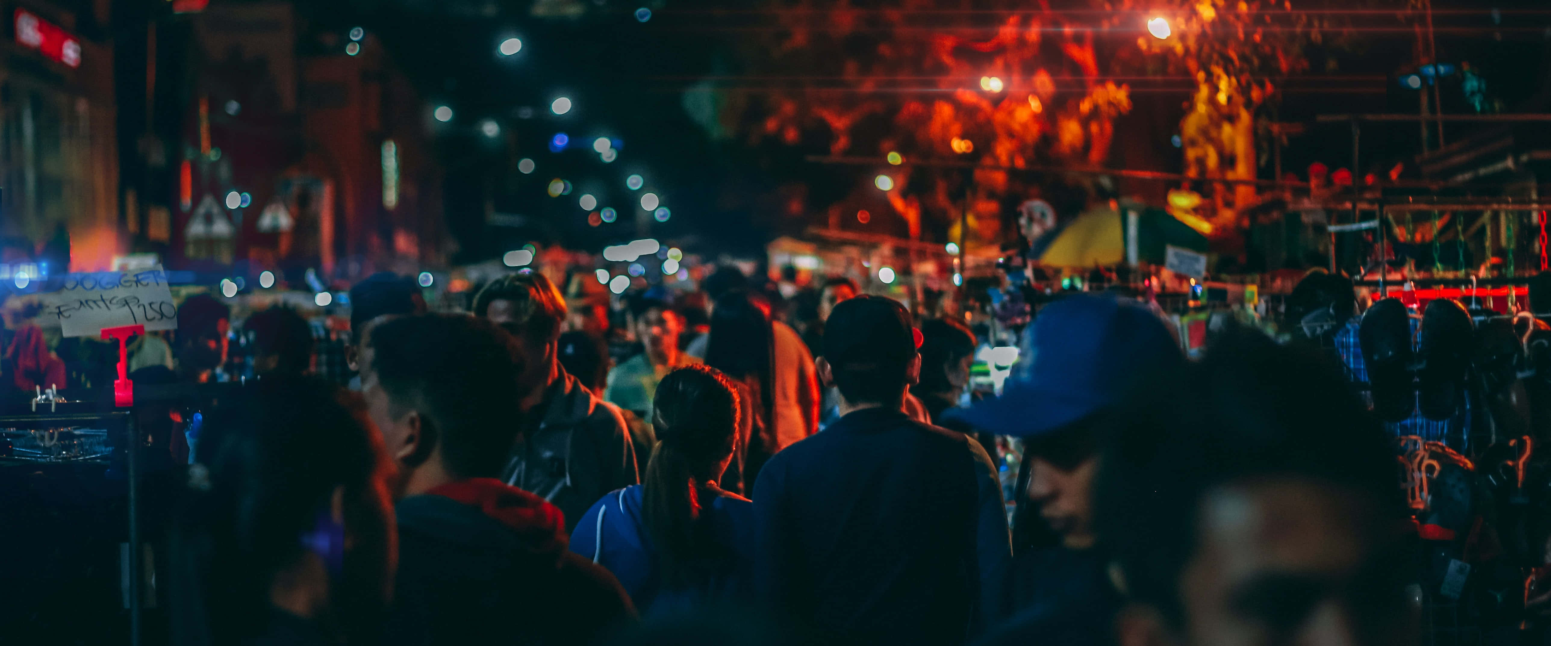 People 桌布 壁紙 — 人群穿過充滿活力的夜市，燈光閃爍，散發溫暖的散景效果。