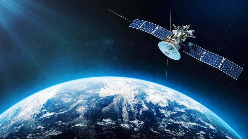 人造衛星環繞地球 壁紙 — 詳細衛星環繞地球運行，展示藍色海洋、白色雲層和帶有星光的黑暗太空。