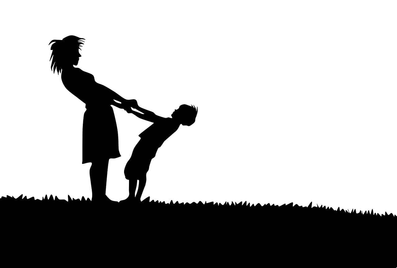 人道工作者與兒童 壁紙 — 一位女士和小孩在草地上玩拔河遊戲的剪影，背景為純白色。