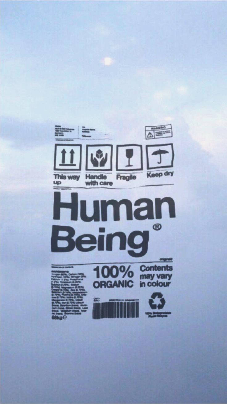 人類存在設計 壁紙 — 一個透明袋上的極簡標籤寫著「Human Being」，附有護理圖標和「100% Organic」，背景是柔和的藍天。