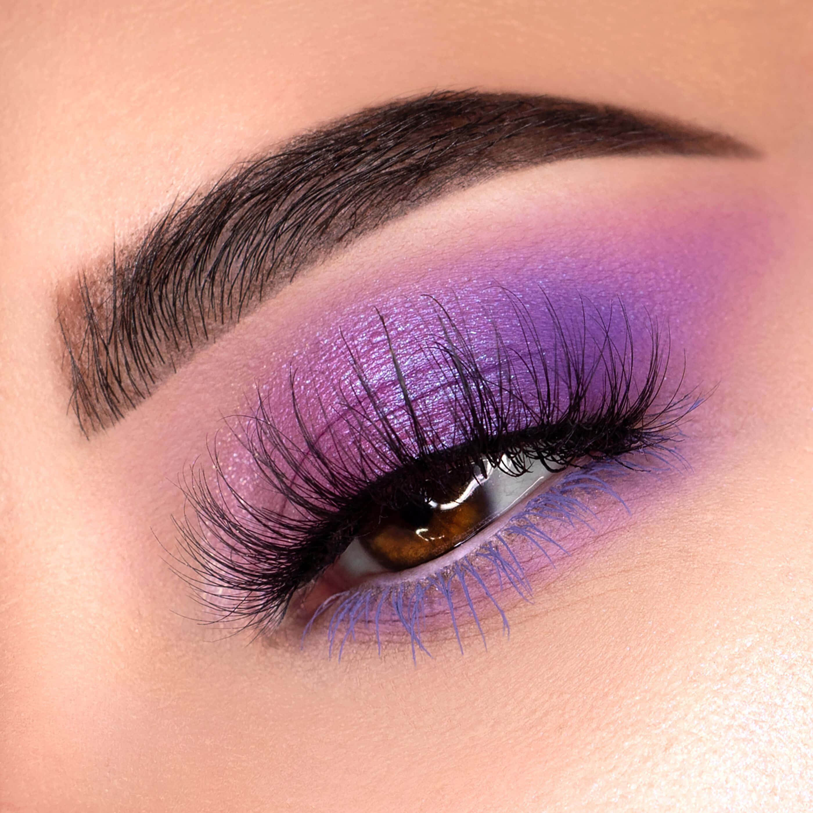 Purple Eye Shadow 桌布 壁紙 — 人類眼睛嘅特寫，點綴住閃爍紫色眼影同濃密睫毛。