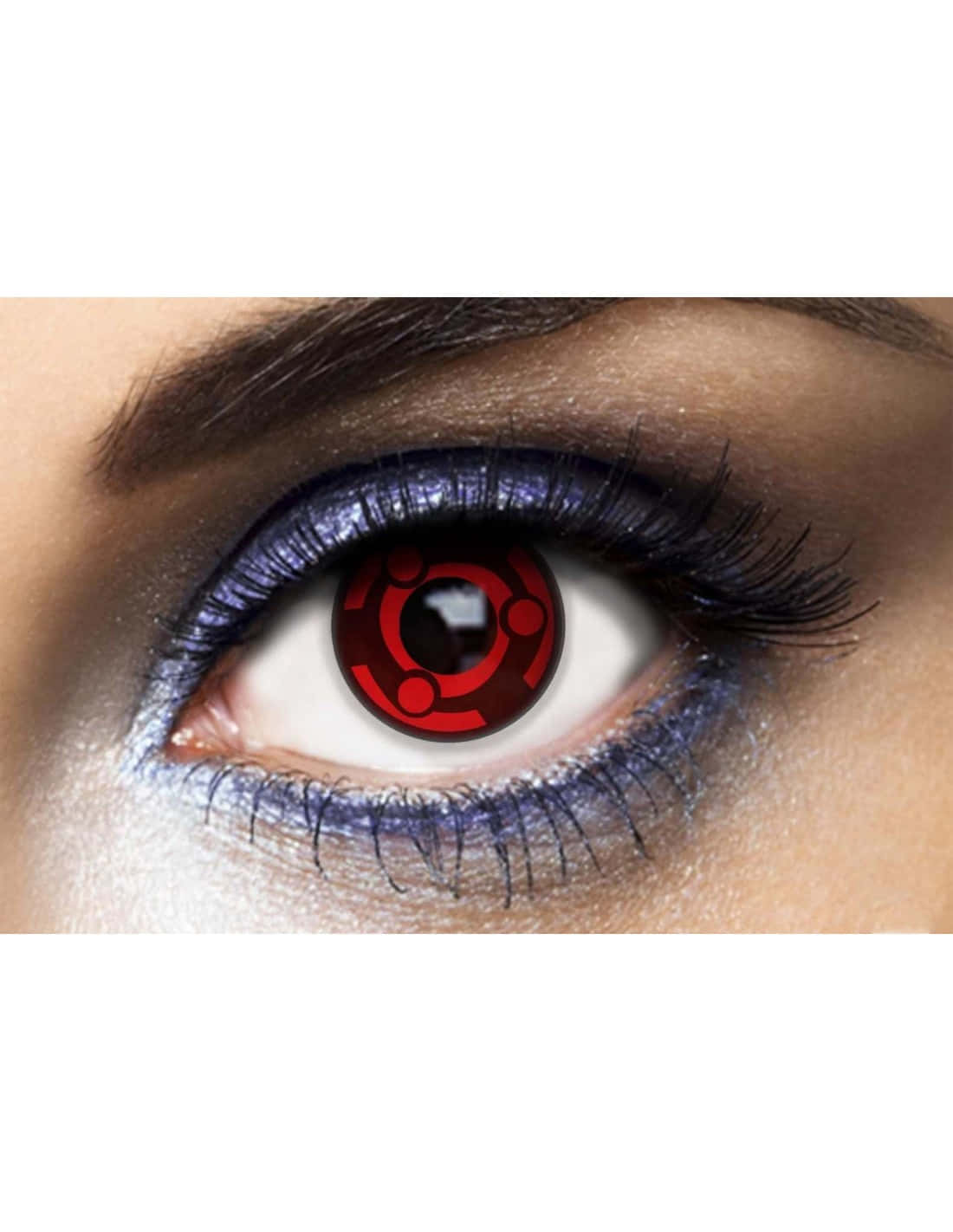 Mangekyou Sharingan 桌布 壁紙 — 人類眼睛特寫，配戴紅色寫輪眼圖案隱形眼鏡及閃爍藍色眼線。