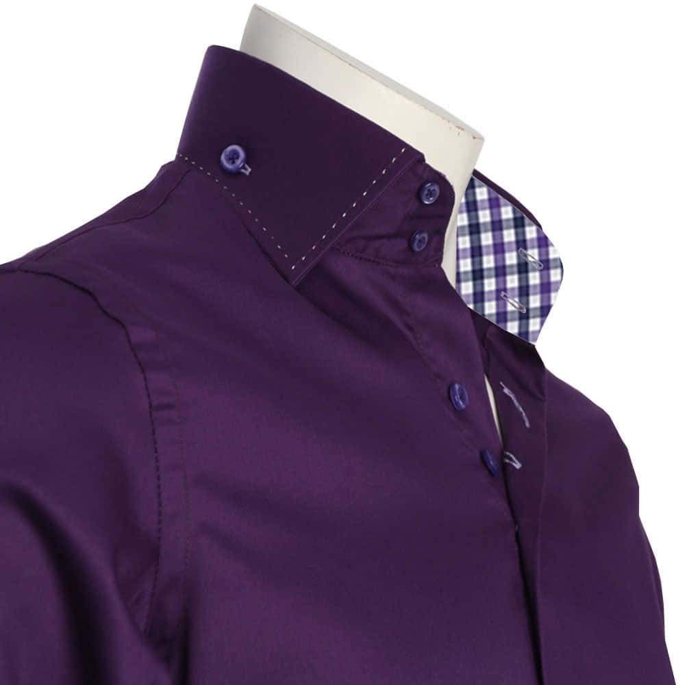 Purple Shirt 桌布 壁紙 — 人體模型上深紫色恤衫的特寫，帶有對比色格紋內領和白色縫線細節。