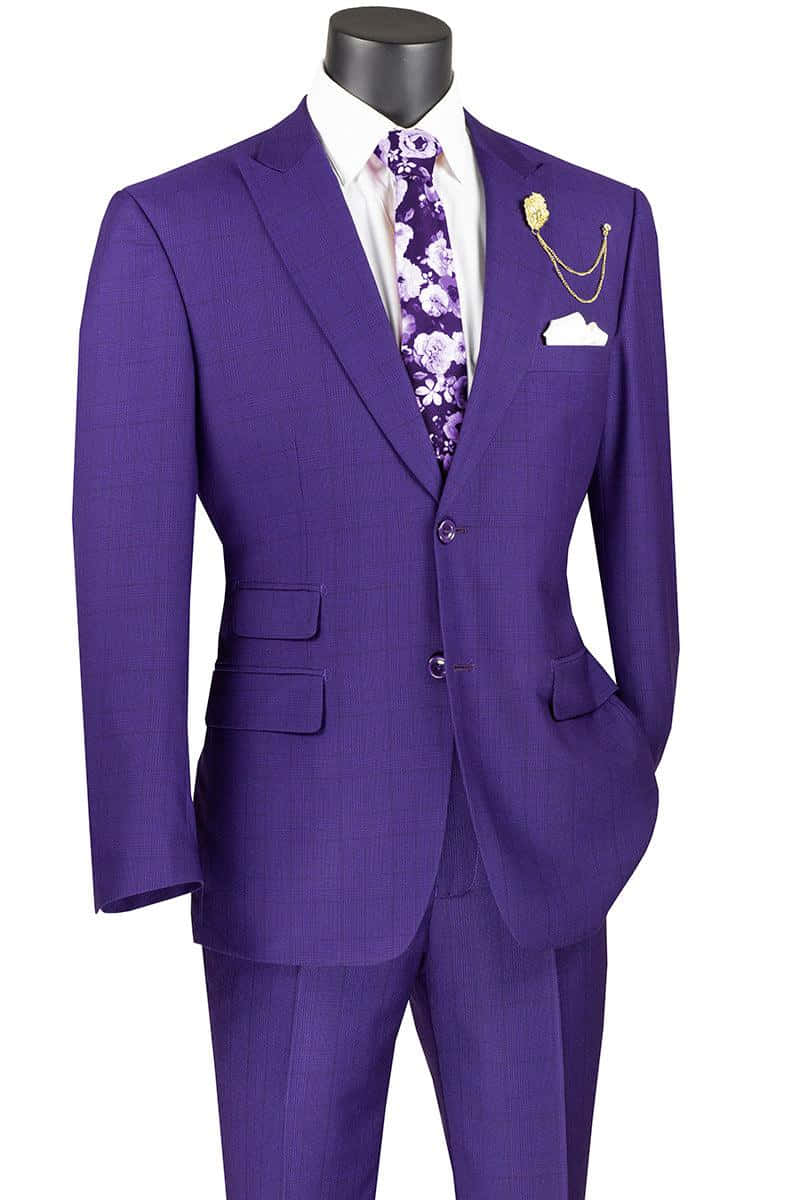 Purple Suit 桌布 壁紙 — 人體模型展示了一套帶有花卉領帶、金鍊和白色口袋方巾的尖銳紫色細條紋西裝。