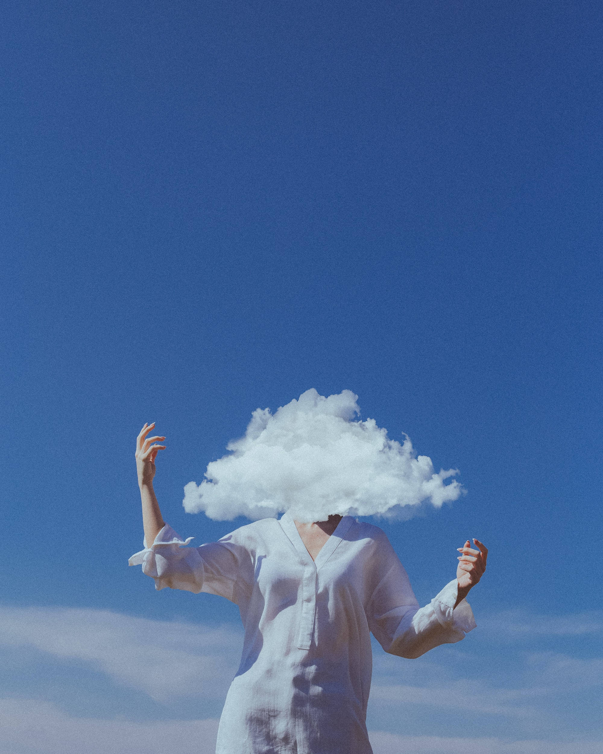 人體雲頭背景 壁紙 — 一個穿著白恤衫的人站在清澈的藍天下，頭部被一團蓬鬆的雲遮蓋。