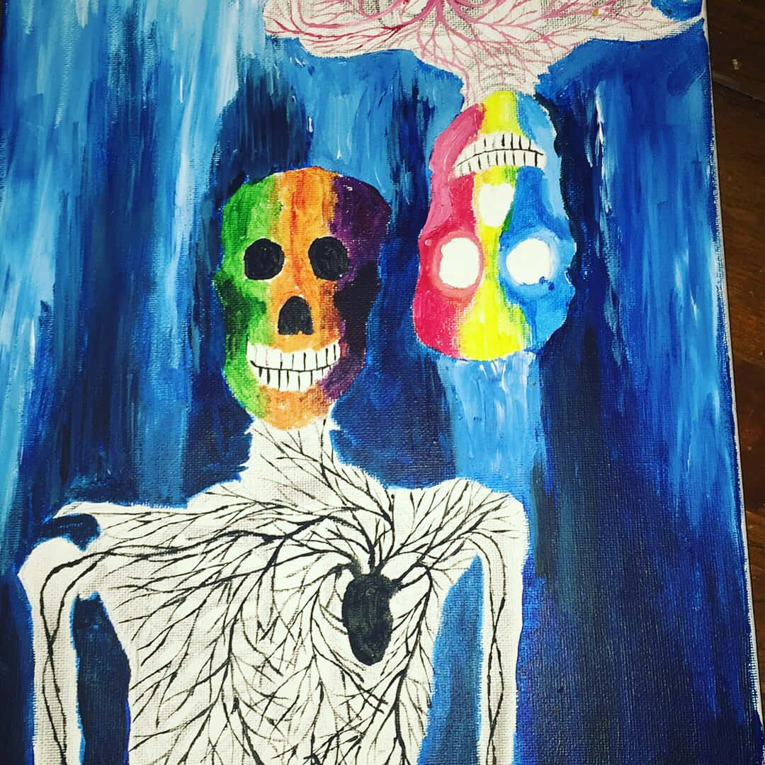 兩個彩虹色的頭骨懸浮在藍色畫布上的一個白色骨架人物上方。