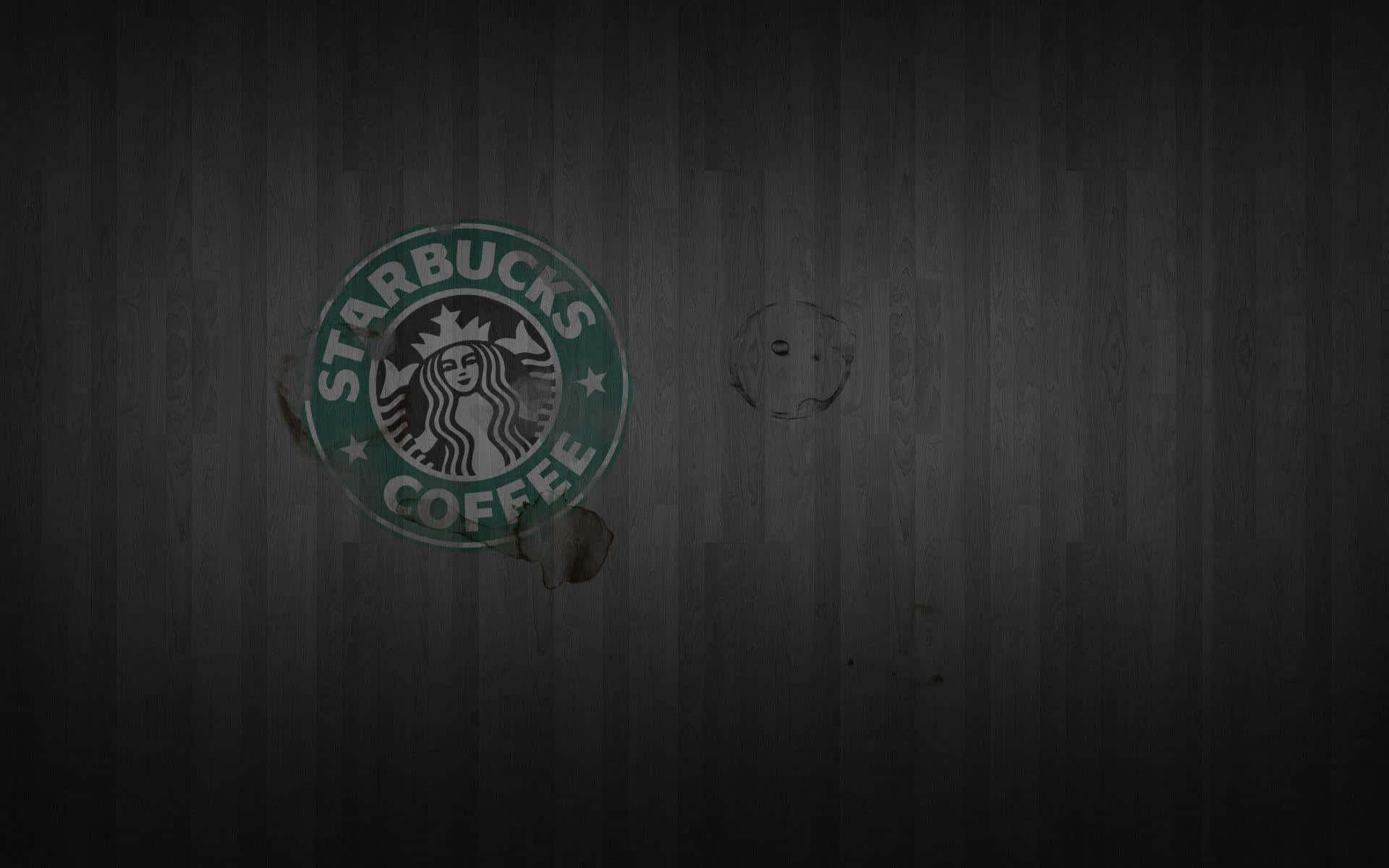 Starbucks標誌，深色木地板上有咖啡漬。