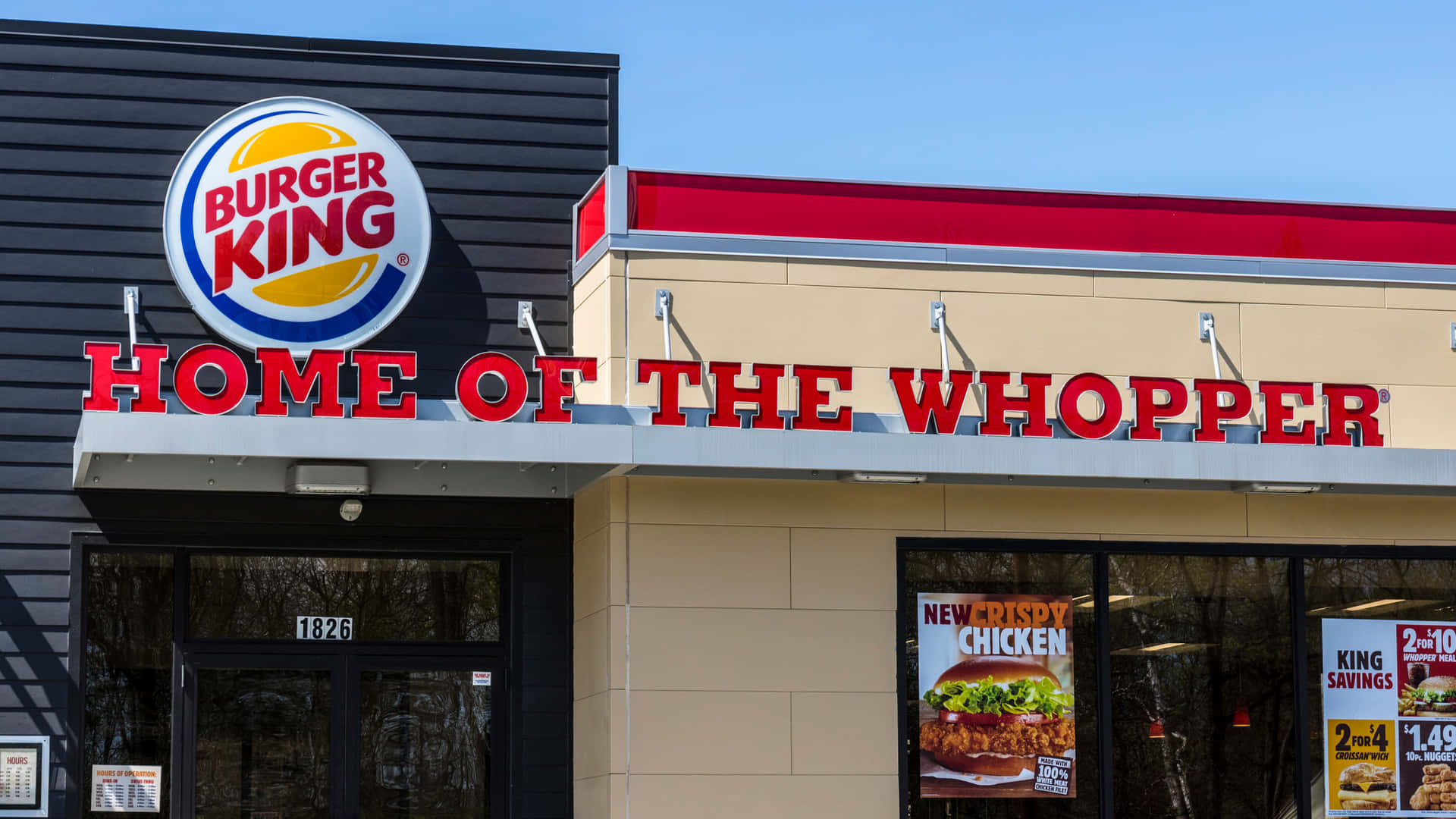 漢堡王餐廳，帶有「Home of the Whopper」招牌和晴朗的天空。