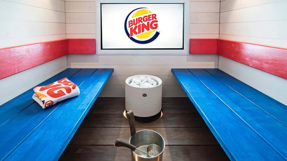 Burger King品牌的桑拿房，配有藍色長凳和發光標誌。