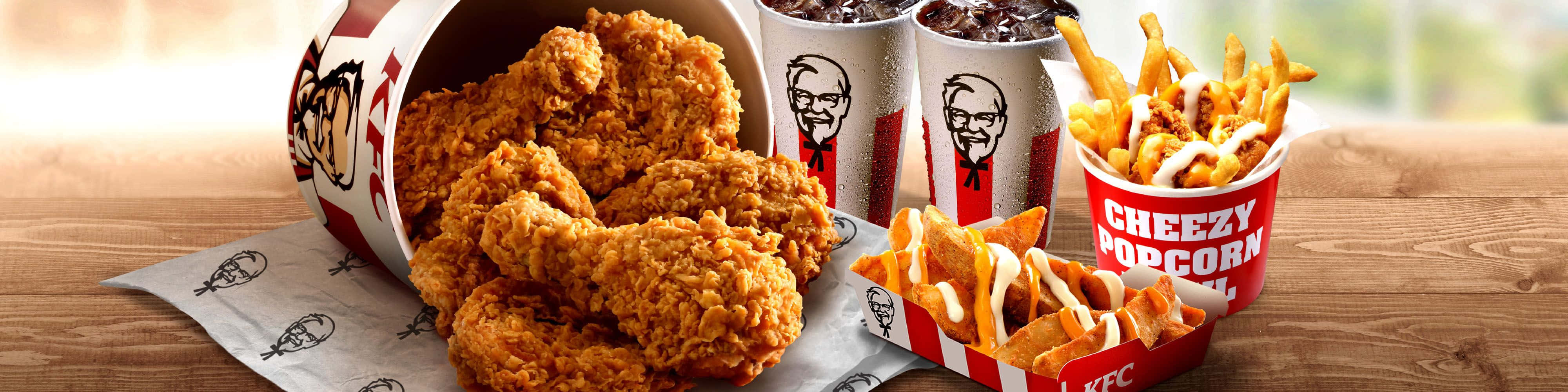 KFC炸雞和配菜在木桌上。