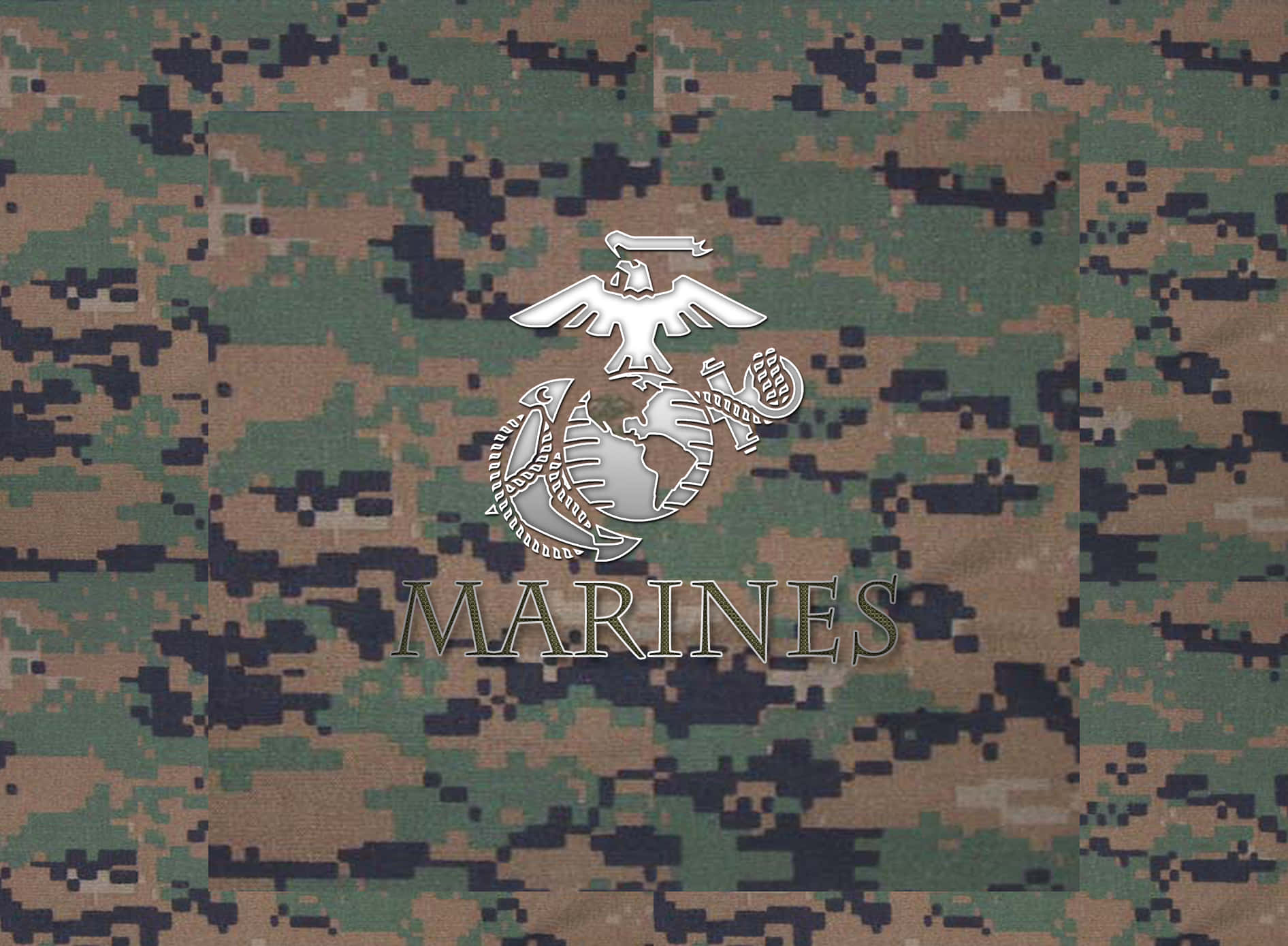今日海軍陸戰隊仍承襲先輩的勇氣與力量 壁紙 — 一個銀色美國海軍陸戰隊徽章，中央有鷹、地球和錨，置於數碼迷彩布料上。