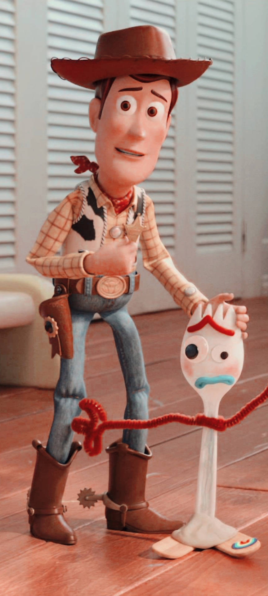 介紹玩具總動員 Forky 壁紙 — 牛仔玩具胡迪保護性地站在木地板上，旁邊是叉子玩具小叉，它有一對凸眼。