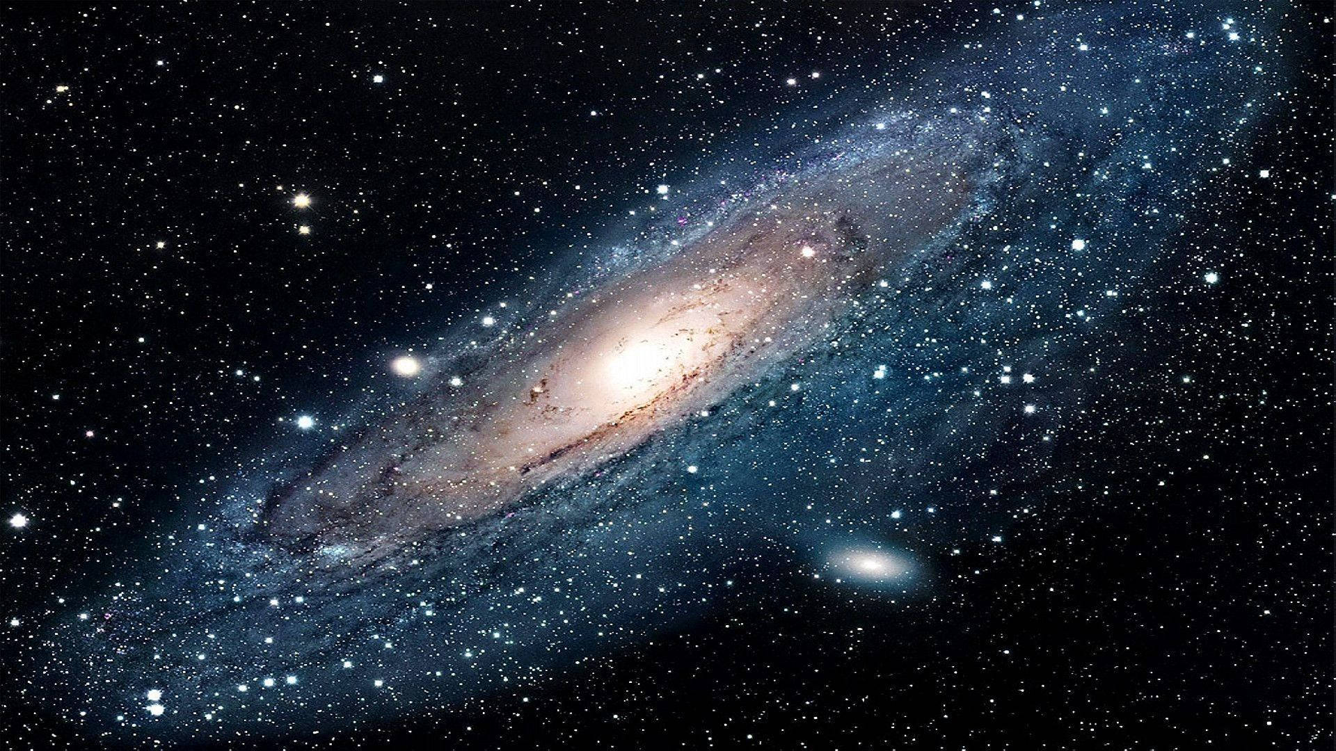 一個帶有藍色旋臂和金色核心的螺旋星系，周圍環繞著星星。