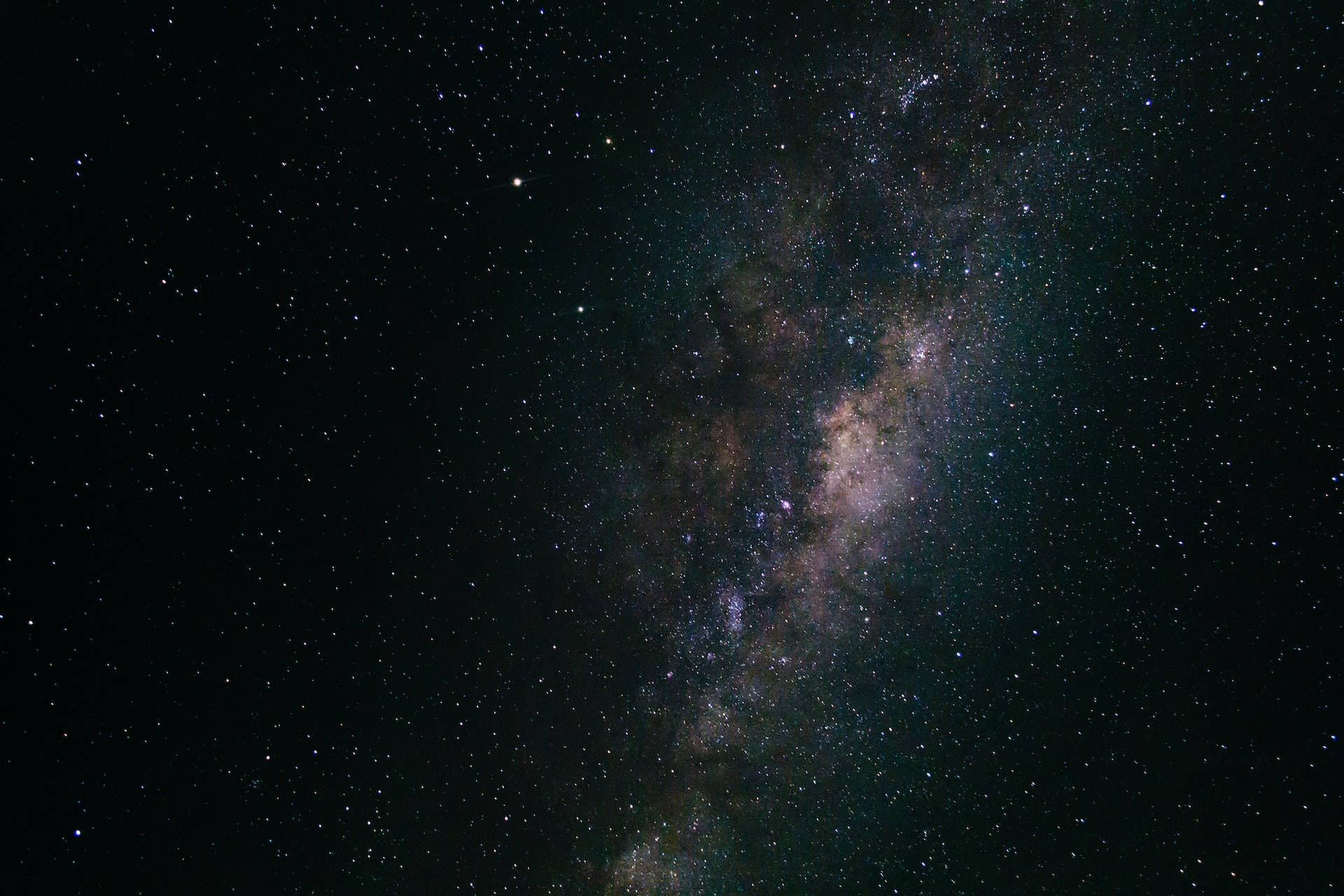 黑暗夜空中的銀河系，帶有星星和宇宙塵埃
