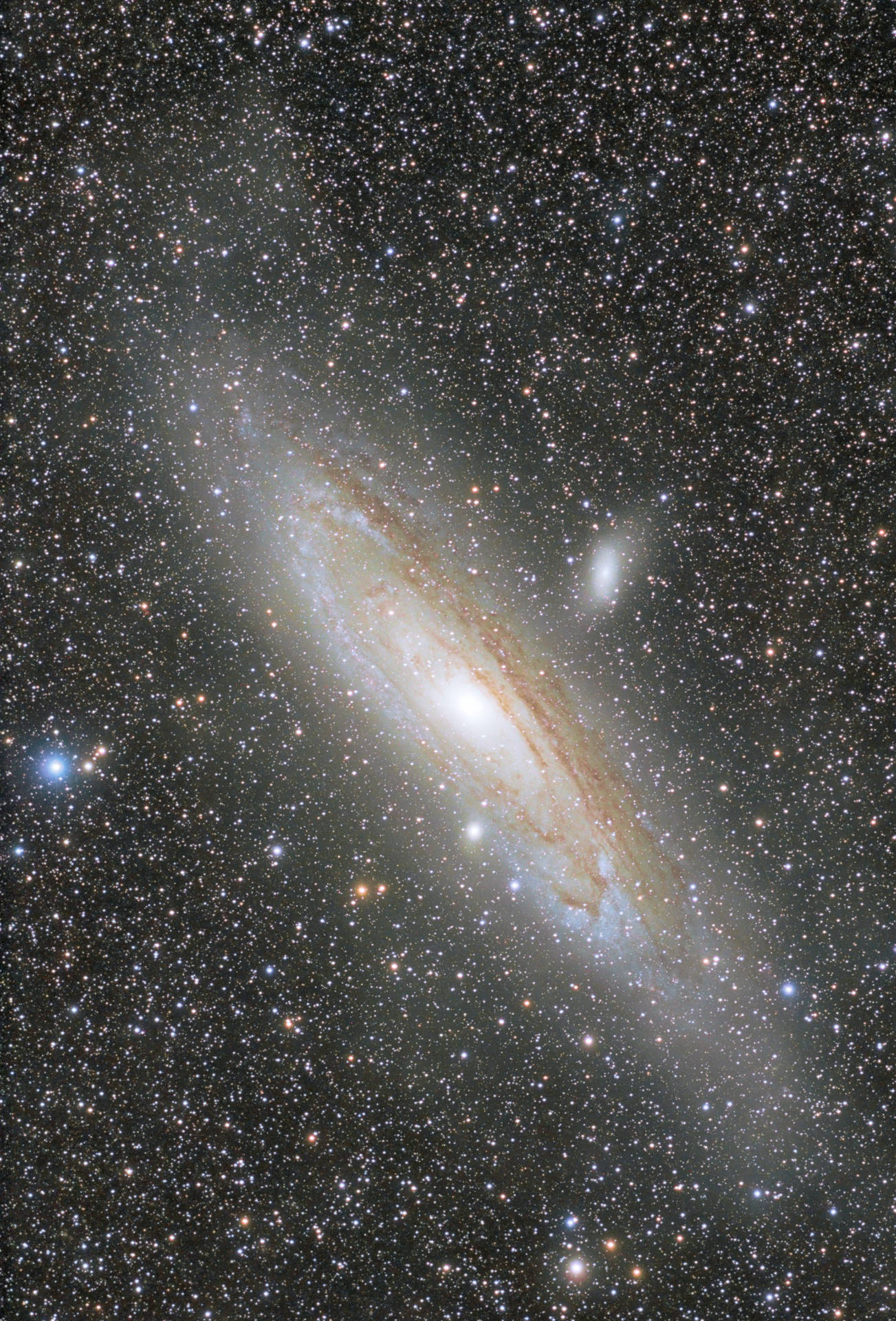 一個螺旋星系，具有明亮的核心和塵埃臂，周圍環繞著恆星