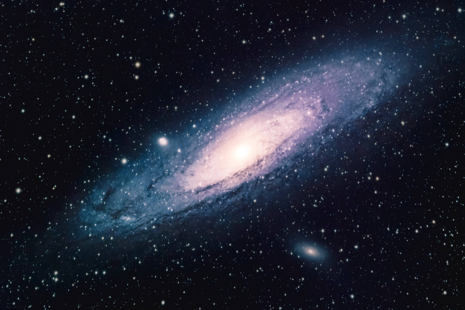 一個螺旋星系，具有明亮的核心和充滿恆星和宇宙塵埃的旋轉臂。