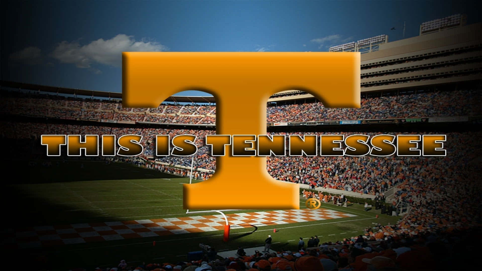 大型橙色T標誌，帶有文字This Is Tennessee，位於擁擠的足球場上方。