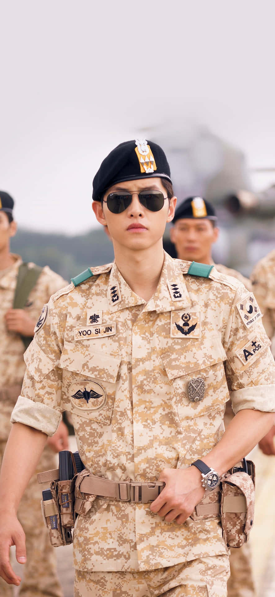 身穿軍服的年輕士兵在戶外立正站著。